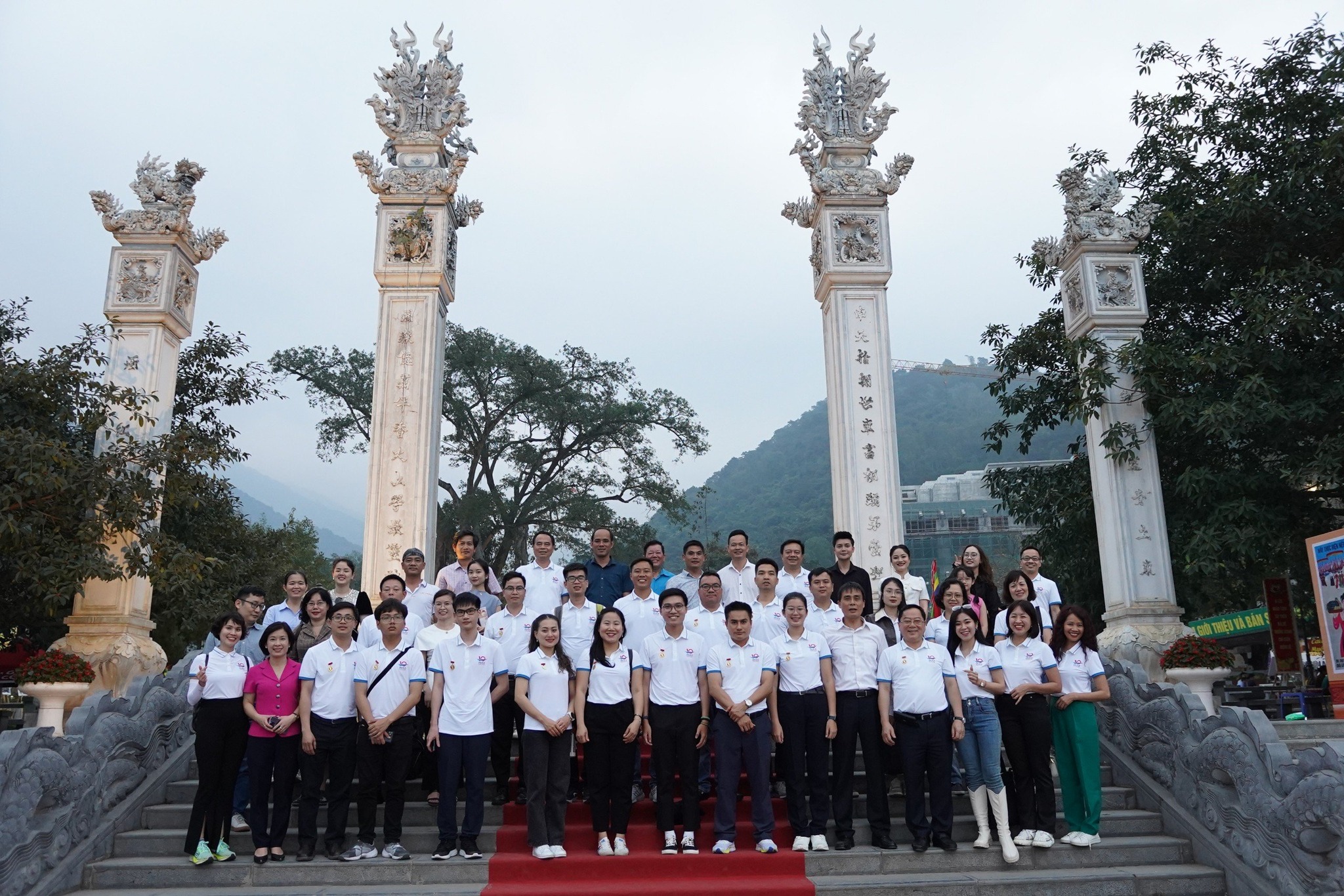 Đoàn Gương mặt trẻ Việt Nam tiêu biểu 2023 về dâng hương Quốc Mẫu và tham quan danh thắng Tây Thiên.