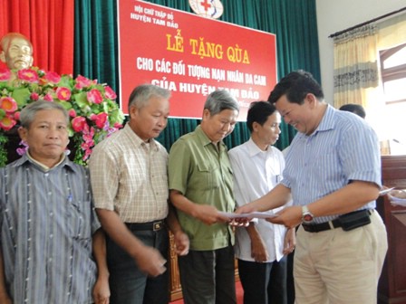 Công ty CPĐT Lạc Hồng tặng quà nạn nhân chất độc da cam tại Vĩnh Phúc