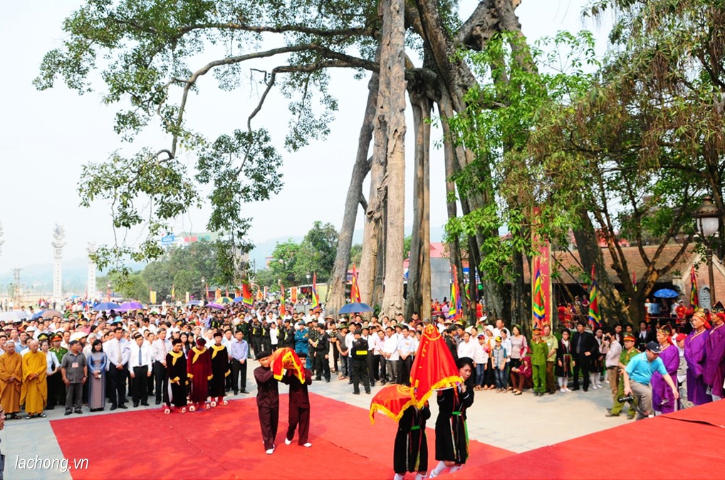 Du khách tấp nập về dự Khai hội xuân Tây Thiên 2015
