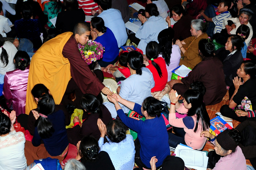 Hàng ngàn người tham dự lễ cầu an tại Đại bảo tháp Mandala Tây Thiên