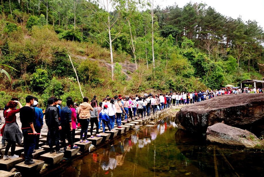 Tây Thiên đón hàng vạn du khách thập phương đi lễ đầu năm Ất Mùi 2015