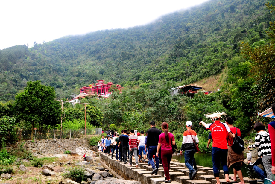 Tây Thiên đón hàng vạn du khách thập phương đi lễ đầu năm Ất Mùi 2015