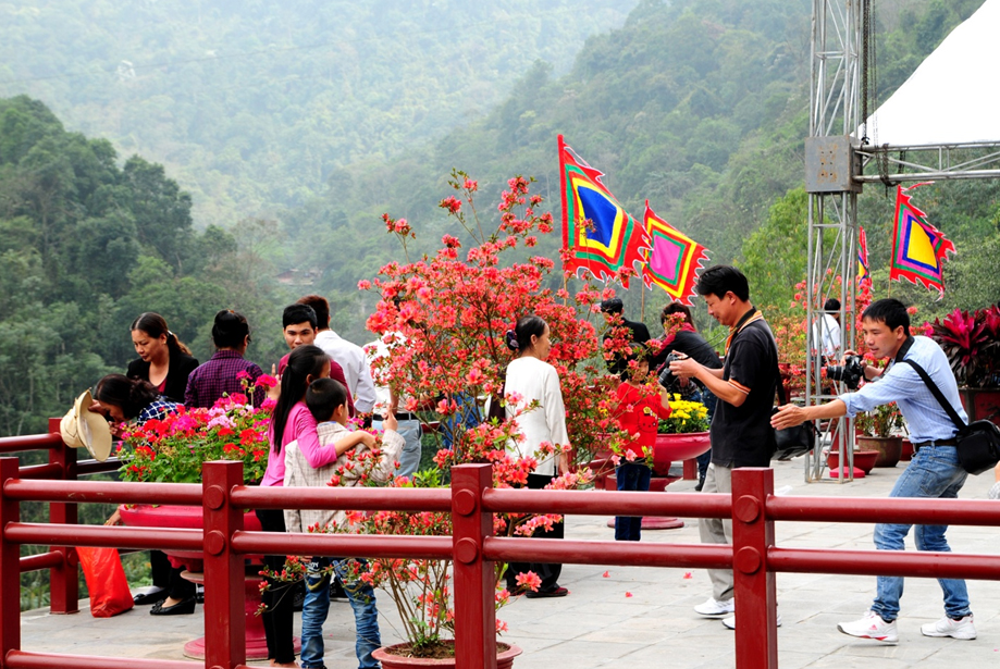 Tây Thiên đón hàng vạn du khách thập phương đi lễ đầu năm Ất Mùi 2015