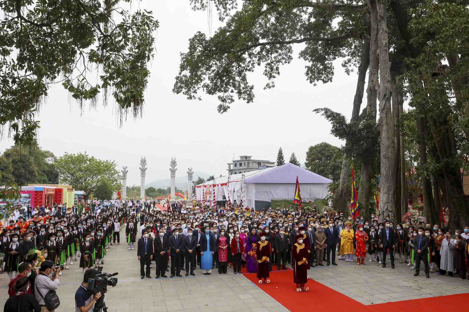 Các đại biểu cùng đông đảo người dân về dự lễ dâng hương Quốc mẫu Tây Thiên.