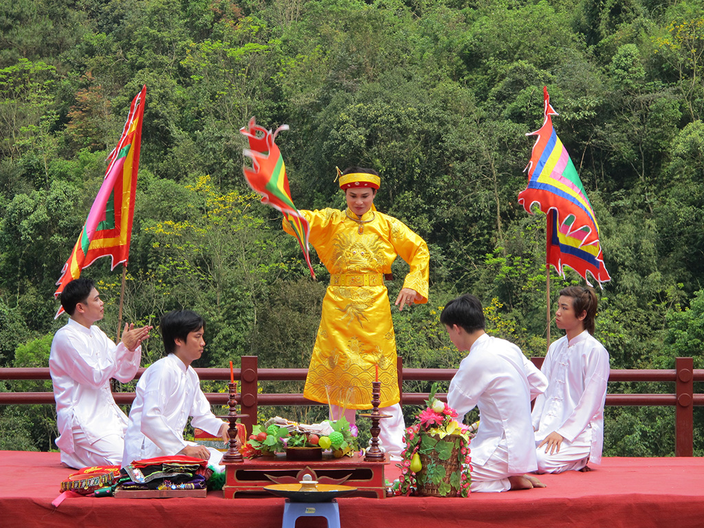 Hầu đồng hay lên đồng là một trong những tín ngưỡng văn hóa có từ lâu đời